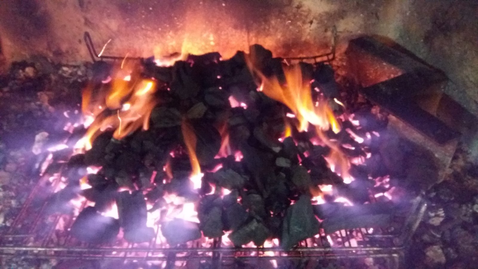 como encender una barbacoa de carbón