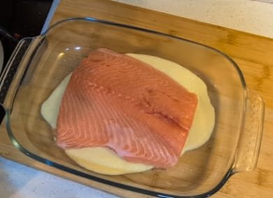 salmón al horno con salsa de manzana
